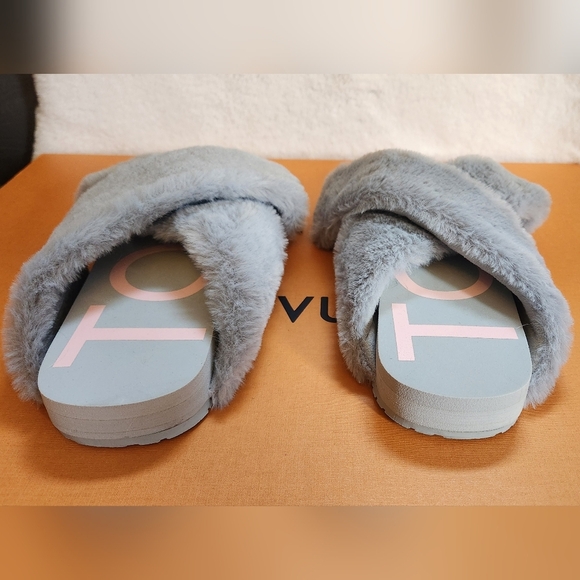 NWT Tom's Fuzzy Slip Ons - Picture 7 of 9